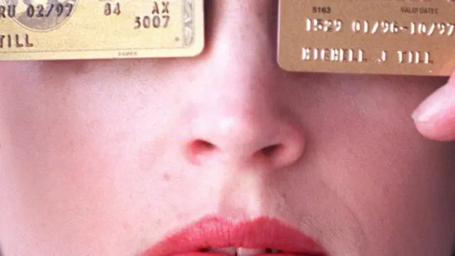 ایک خاتون دو کریڈٹ کارڈ کے ساتھ