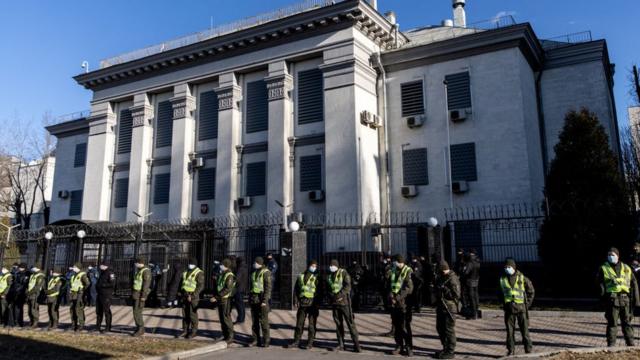 полиция у российского посольства в Киеве