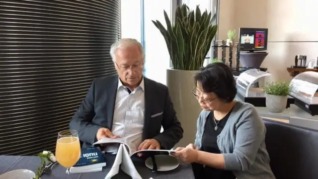 Ông Martin Patzelt, một nghị sỹ Đức đang đọc sách của Nhà xuất bản Tự Do.