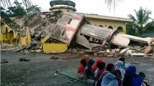 Nhiều người không có chỗ ở khi nhà cửa và nhà thờ Hồi Giáo bị sập