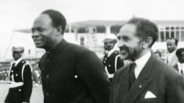 Haile Selassie (centro) e Kwame Nkrumah (à esquerda)bet vitoria appAdis Abeba