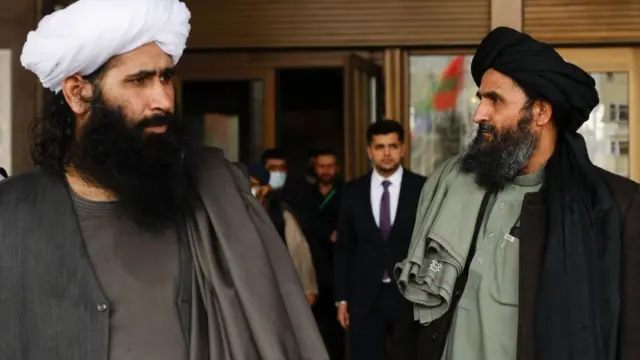 মস্কোতে এক শান্তি বৈঠকে তালেবান প্রতিনিধিদলের নেতৃত্ব দেন মুল্লাহ বারাদার (ডানে), মার্চ ২০২১