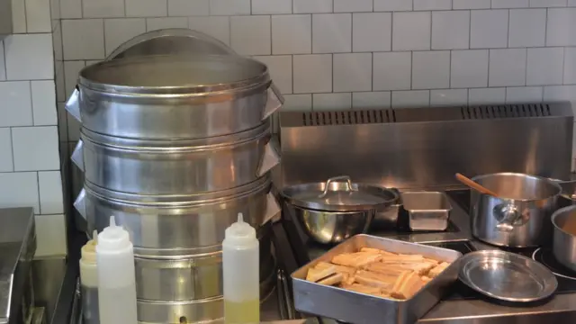 Vaporera sobre una cocina.