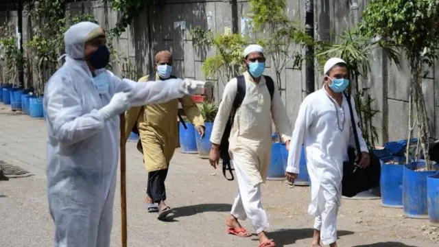 બહાર નીકાળવામાં આવી રહેલાં લોકો