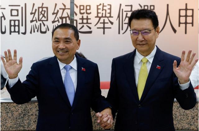 国民党总统候选人侯友宜（左）宣布中广董事长、台湾媒体大亨赵少康（右）担任副手搭档。