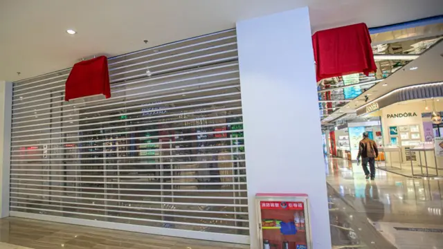 신장 지역 H&M 매장의 문이 닫혀있다