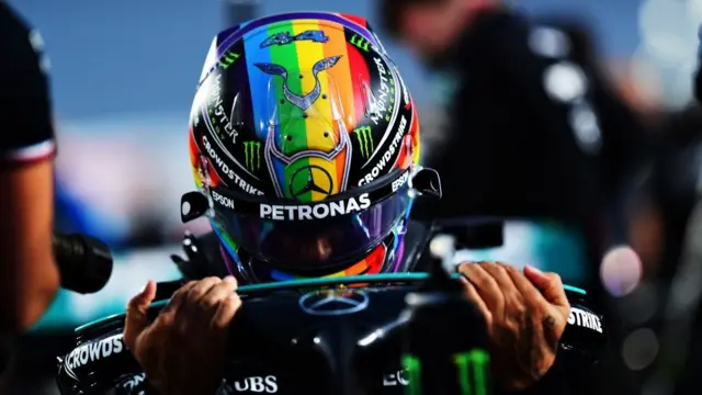 Lewis Hamilton sanye da hular kwano mai launin tutar ƴan maɗigo da Luwaɗi