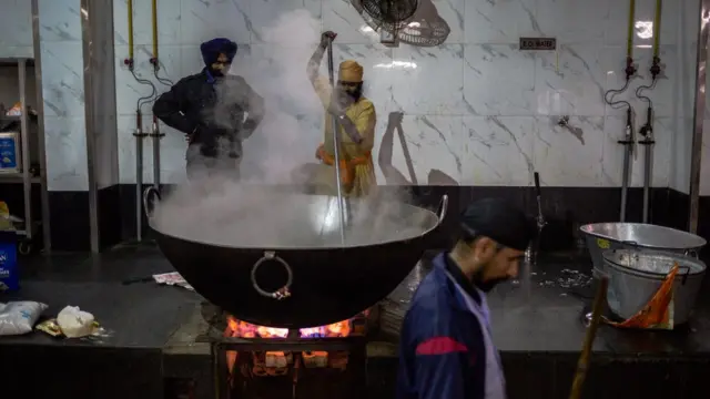 எவ்வளவு பேர் வந்தாலும் சளைக்காமல் உணவு சமைக்கும் நிலையில் தன்னார்வலர்கள்