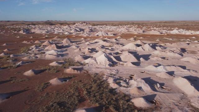 Foto aérea mostra aparentes montesapp loteria caixa onlineareiaapp loteria caixa onlineampla área desértica