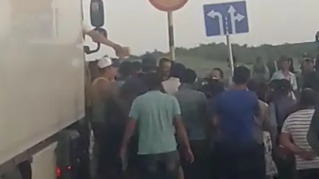 Россия - Қозоғистон чегараси яқинидаги юзлаб яқин ўзбекистонликлар ўтган-кетган йўловчи машиналар бераётган егуликлар билан кун кўришмоқда