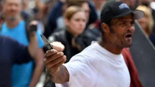 一名在加州游行的示威者拿着刀子。