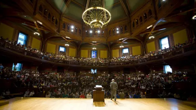 Michael Sandel dando palestras para centenasganhar dinheiro sem depósitoalunosganhar dinheiro sem depósitoum teatroganhar dinheiro sem depósitoHarvard