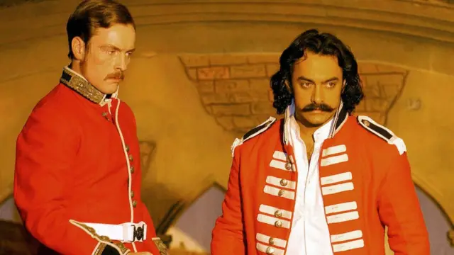 বিদ্রোহী মঙ্গল পান্ডের ভূমিকায় আমির খান (ডাইনে)