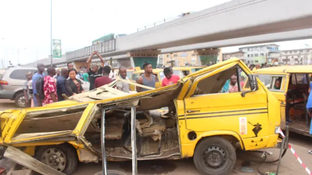 Ọkọ̀ tó rún nínú ìjàmbá ojúẹlẹ́gba