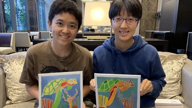 7월에 쿠알라룸푸르 여행에서 현지 염색기법 체험으로 색칠한 그림을 들고 찍은 사진. 둘은 햄스터와 거북이를 키운다