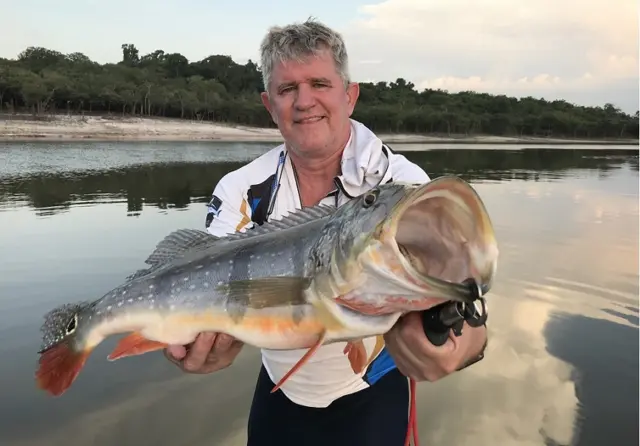 O empresário Orlando Welter mostra o tucunaré do Uatumã, que capturou praticando pesca esportiva