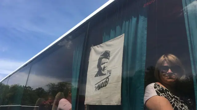 Аутобус испред Куће цвећа у Београду