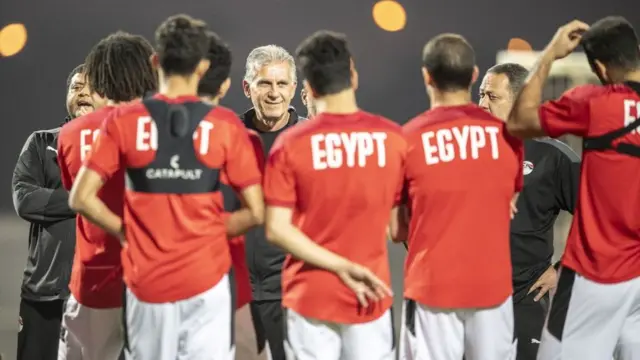 المدرب كيروش (وسط الصورة)