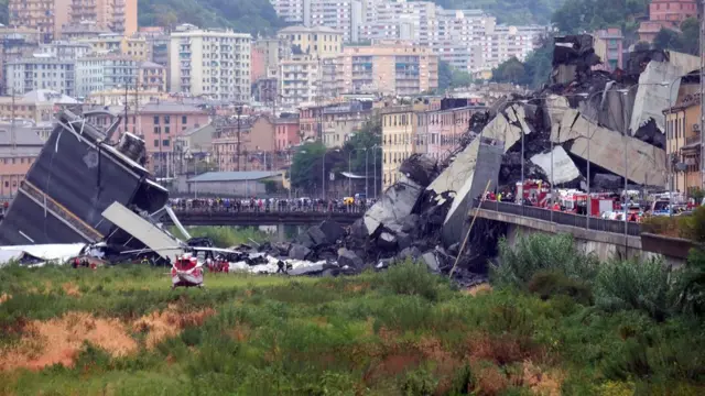 สื่อท้องถิ่นรายงานว่าจุดที่ชิ้นส่วนของสะพานถล่มลงไปนั้นเป็นบริเวณที่มีชุมชนอาศัยอยู่อย่างหนาแน่น