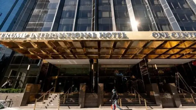 د ټرمپ د شرکتونو ګروپ ملکیتونو کې ګڼ لوکس هوټلونه او د ګولف لوبغالي هم شامل دي.
