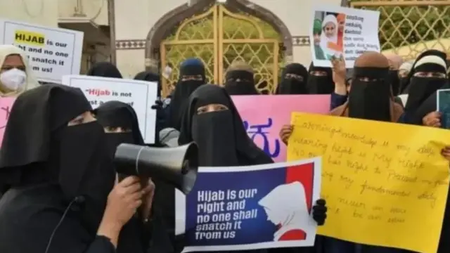 हिजाब के समर्थन में प्रदर्शन करती छात्राएं