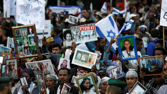 در ماه‌های اخیر هزاران نفر در اسرائیل علیه دولت اسرائیل دست به اعتراض زدند. آنها گفتند دولت اسرائیل در حق جامعه یهودیان اتیوپی "کوتاهی" می‌کند.