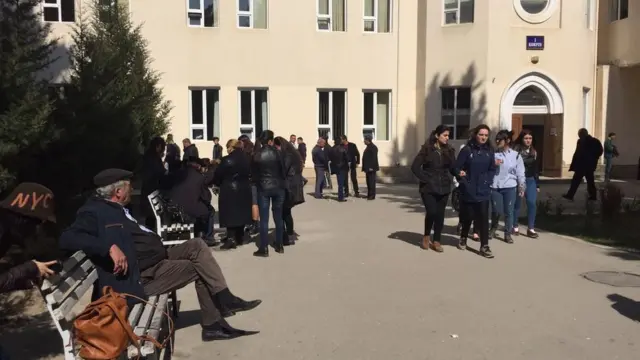 Sumqayıt Şəhər Təcili Tibbi Yardım Xəstəxanası qarşısına tələbələr toplanıb