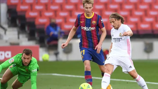 Modric sai da ya yanke gola ya jefa kwallo a ragar Barcelona ana dab da hure wasa