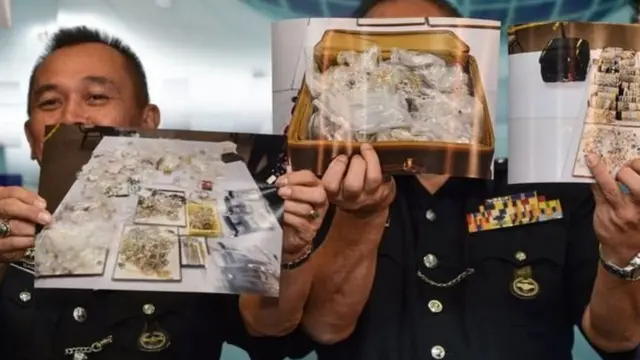 Polisi mengumumkan perhiasan dan permata serta barang mewah lain pada Rabu (27/06) yang disita dari kediaman Najib Razak.