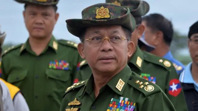 အမေရိကန်က ဗိုလ်ချုပ်မှူးကြီးမင်းအောင်လှိုင်အပါအဝင် ထိပ်တန်းစစ်ခေါင်းဆောင်ငါးဦးကို ပိတ်ဆို့အရေးယူထားပါတယ်။