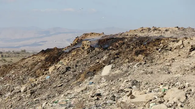 Дымящийся холм на фоне степей