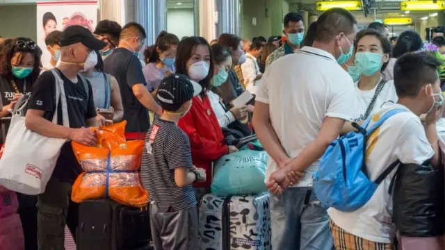 Perjalanan internasional membuat virus corona mampu bepergian dengan cepat ke lebih dari 16 negara.