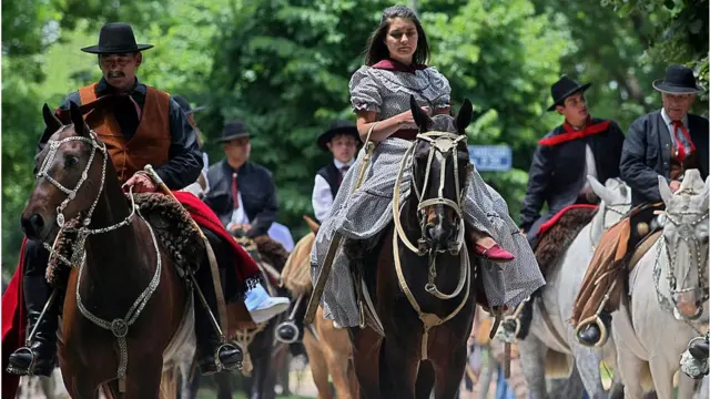 Una mujer en un caballo