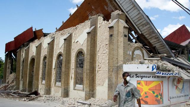 Edificio en ruinas en Haití.