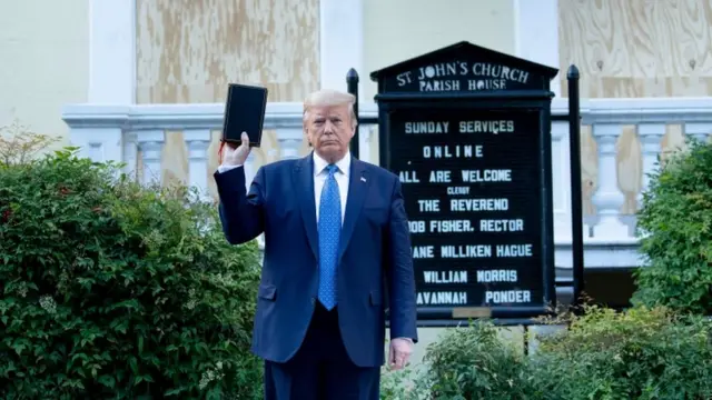 Trump segura Bíblia e posa para foto em frente a igreja