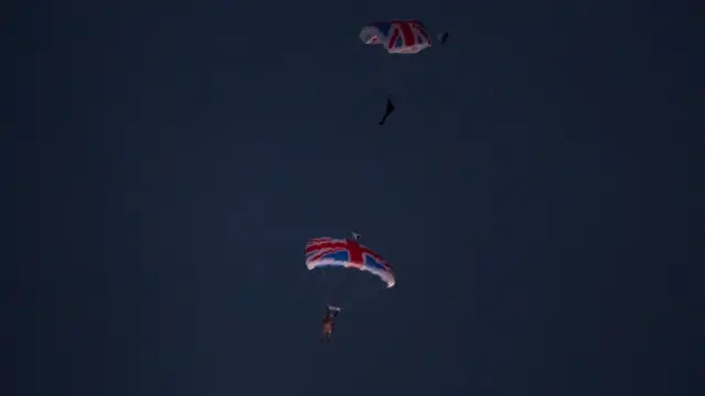 Королева та Бонд