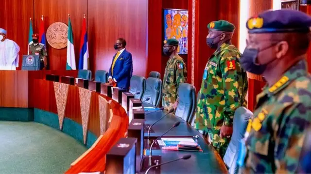 Buhari atawọn ọga ileesẹ ologun Naijiria