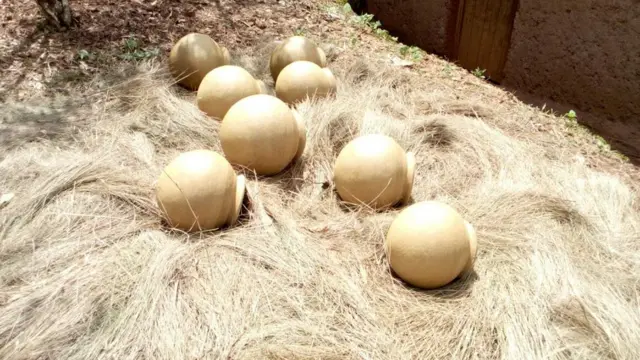 Inkono zo mw'ibumba zasubirijwe ibikoresho bikorwa mu vyuma na plastike, nk'ibidumu n'amasafuriya