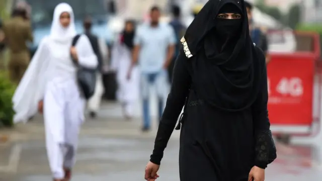 हिजाब में छात्रा