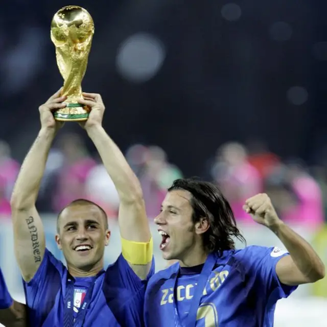 Junto a Fabio Cannavaro celebrando el título mundial.