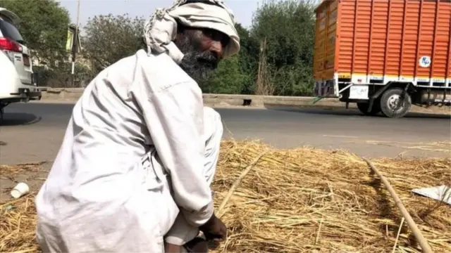 వెదురు, గడ్డితో పైకప్పు తయారుచేస్తూ వేసవిని ఎదుర్కొనేందుకు సిద్ధమవుతున్న రైతులు