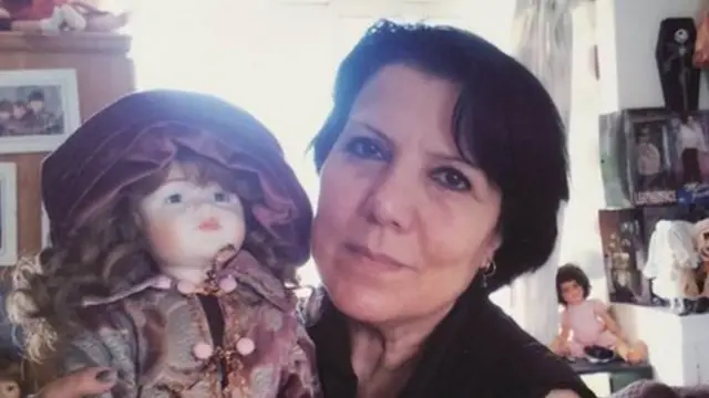 أسمهان مع دمية من مجموعتها