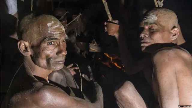 भारतात अनेक ठिकाणी साधू बाबांवर वैद्यकीय उपचारांपेक्षा जास्त विश्वास ठेवला जातो.