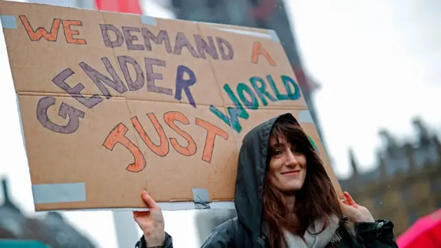 Žena sa transparentom