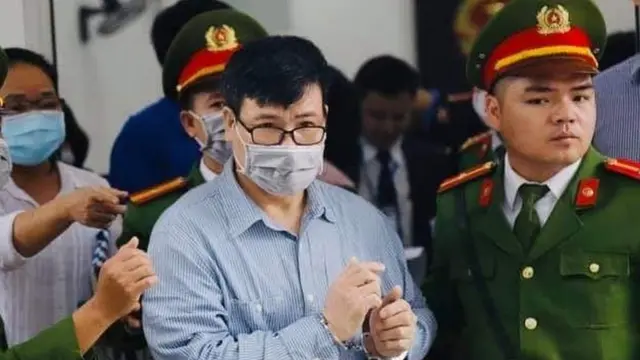 Ông Trương Duy Nhất mặc chiếc áo sơ mi xanh do cô con gái Thục Đoan gửi tại phiên tòa 9/3