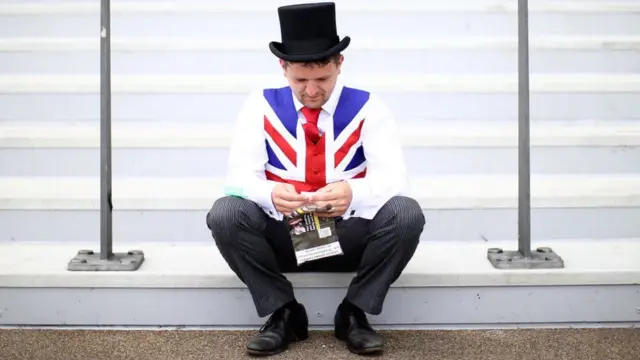 чоловік робить самокрутку