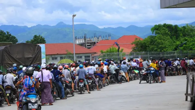 မန္တလေးမြို့ ဆီဆိုင်တစ်ဆိုင်မှာ ဆီတန်းစီနေတဲ့ ဆိုင်ကယ်များ