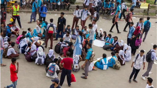 গত বছর নিরাপদ সড়কের দাবিতে শিক্ষার্থীদের আন্দোলন।