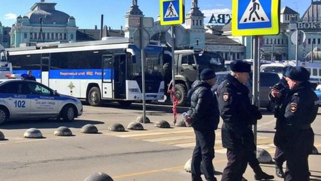 У Белорусского вокзала стоят автозаки с бойцами ОМОН, автобус оперативного штаба МВД и машины связи.