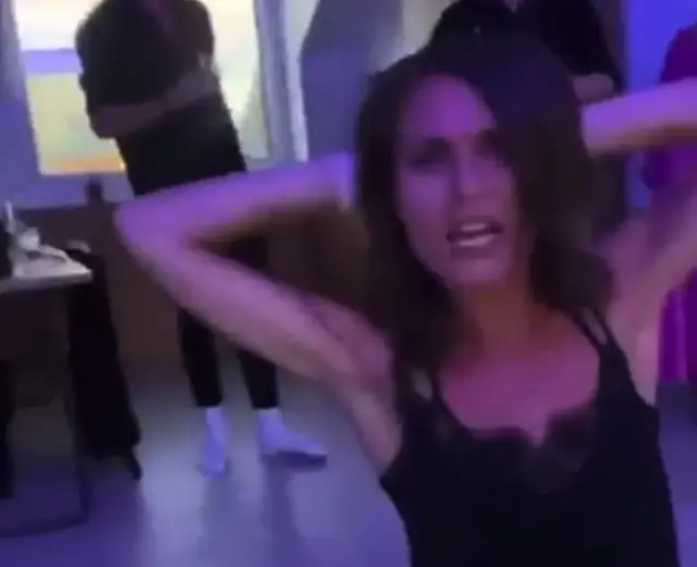 Август ойида Финляндия бош вазирининг спиртли ичимлик ичгани ва рақсга тушгани акс этган видео танқидларга сабаб бўлганди.